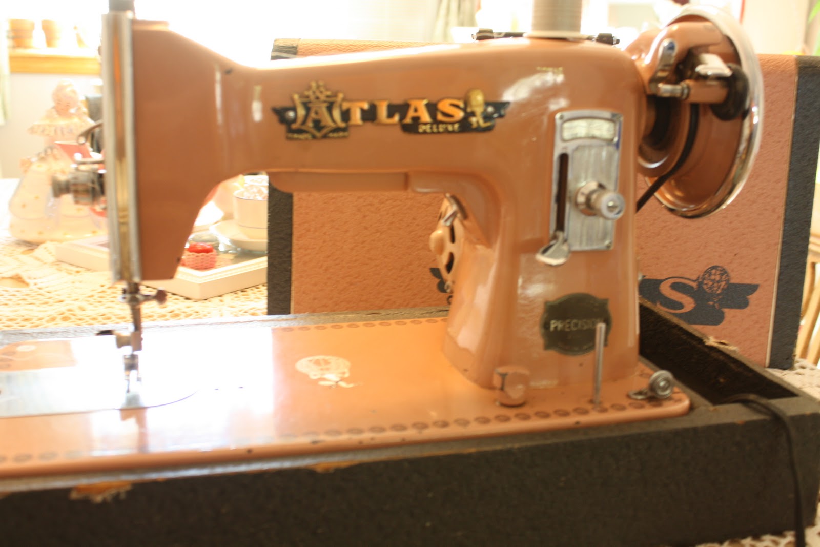 Magie Belle: Vintage Pink Sewing Machine - What's not to love?