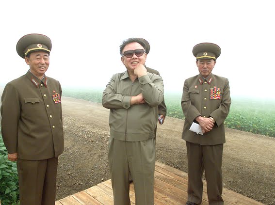 [[2005-09-01]+朝鮮人民軍第534軍部隊傘下の1116号農場を視察2.jpg]