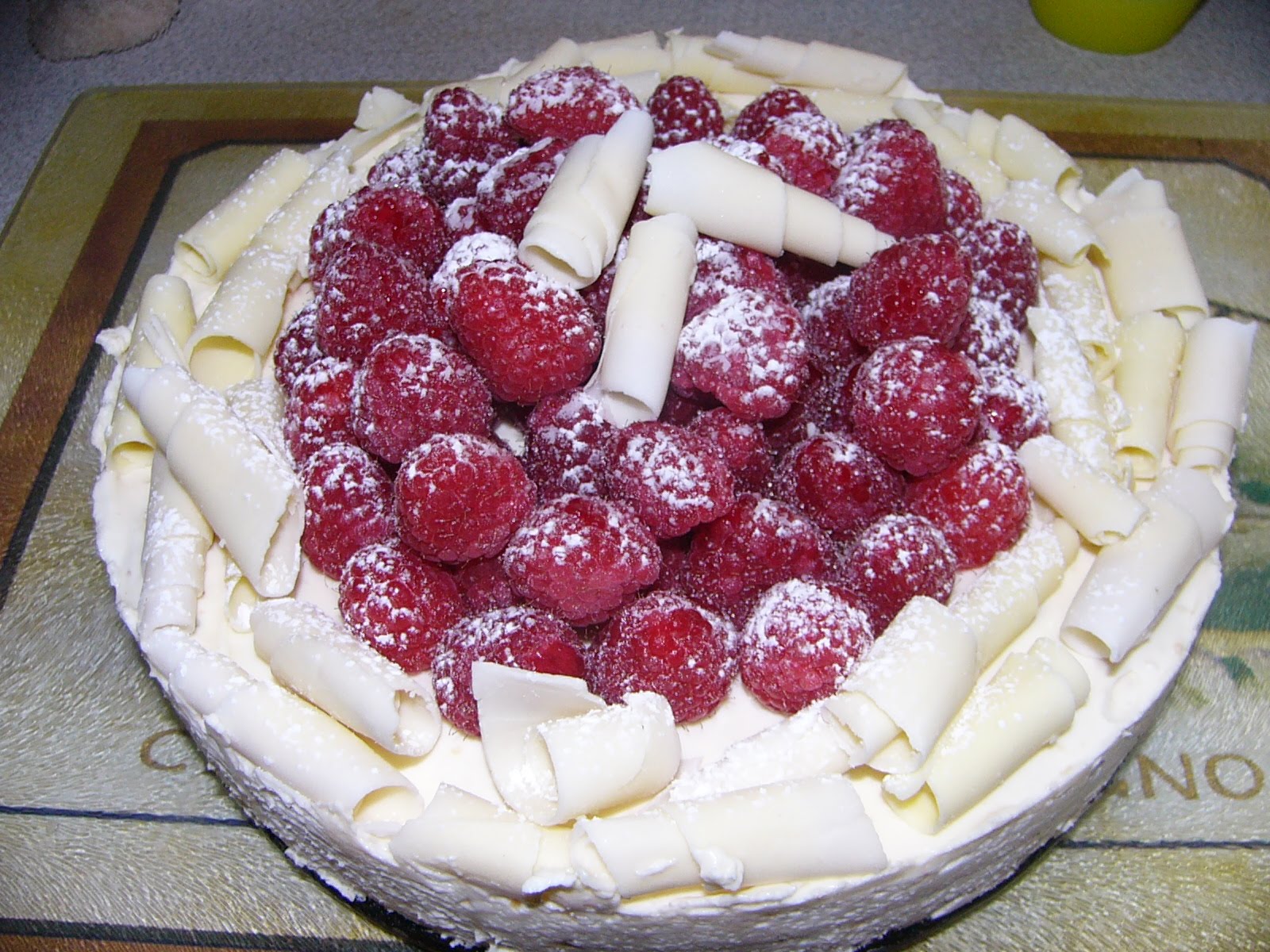 Tomates cerises et Basilic Gâteau au fromage au chocolat blanc Toblerone et aux framboises