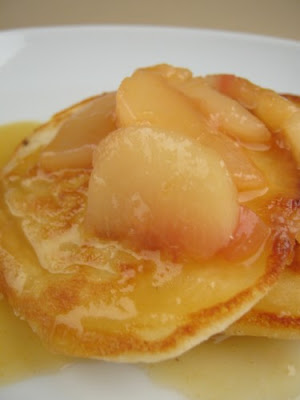 Pancakes z sosem brzoskwiniowym