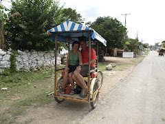 Los turistas montan en los taxis carrobici.