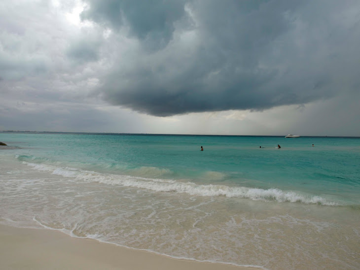 Tres fotos en  distinta hora  en una playa de Isla Mujeres.