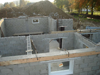 Unser Häuschen wächst...: Ringanker + Stütze zwischen Garagentoren