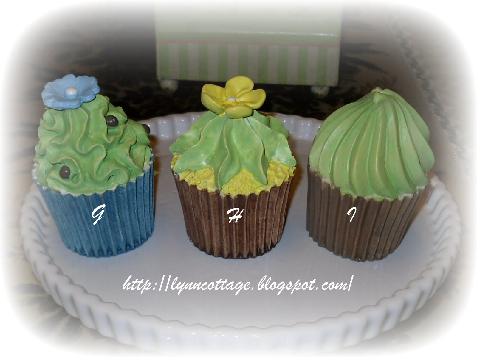 lynn's cottage CUPCAKES FOR SALE.......