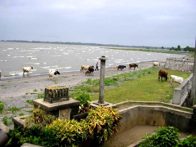 [ni+The+coast+of+Lake+Nicaragua+in+Granada.jpg]