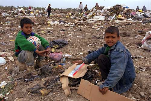 [gaza-children-looking-for-food-in-a-garbage_7333.jpg]