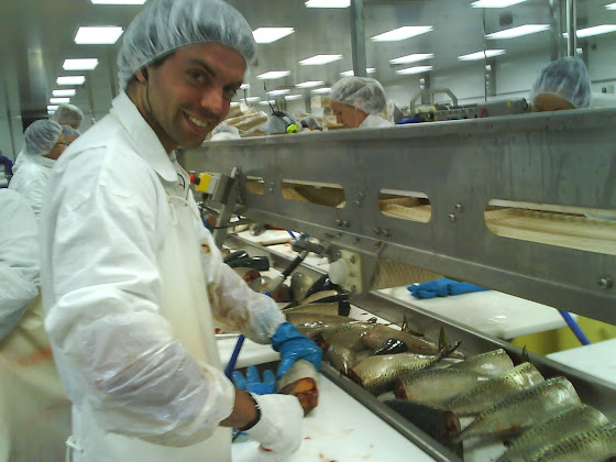 Aquí estoy yo destripando pescado