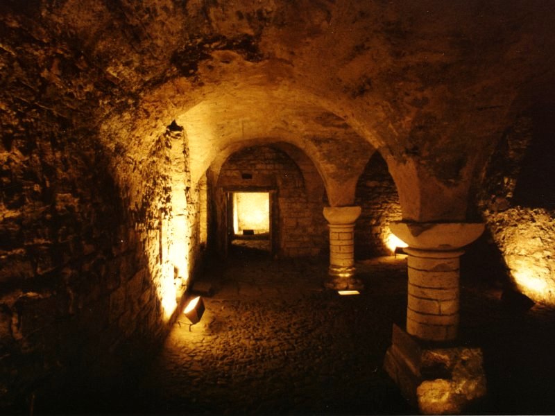 http://2.bp.blogspot.com/_w8CgCKGo7AU/TFCeKoThJfI/AAAAAAAAAFE/Eg8vh290Qak/s1600/gothic-cellar.jpg