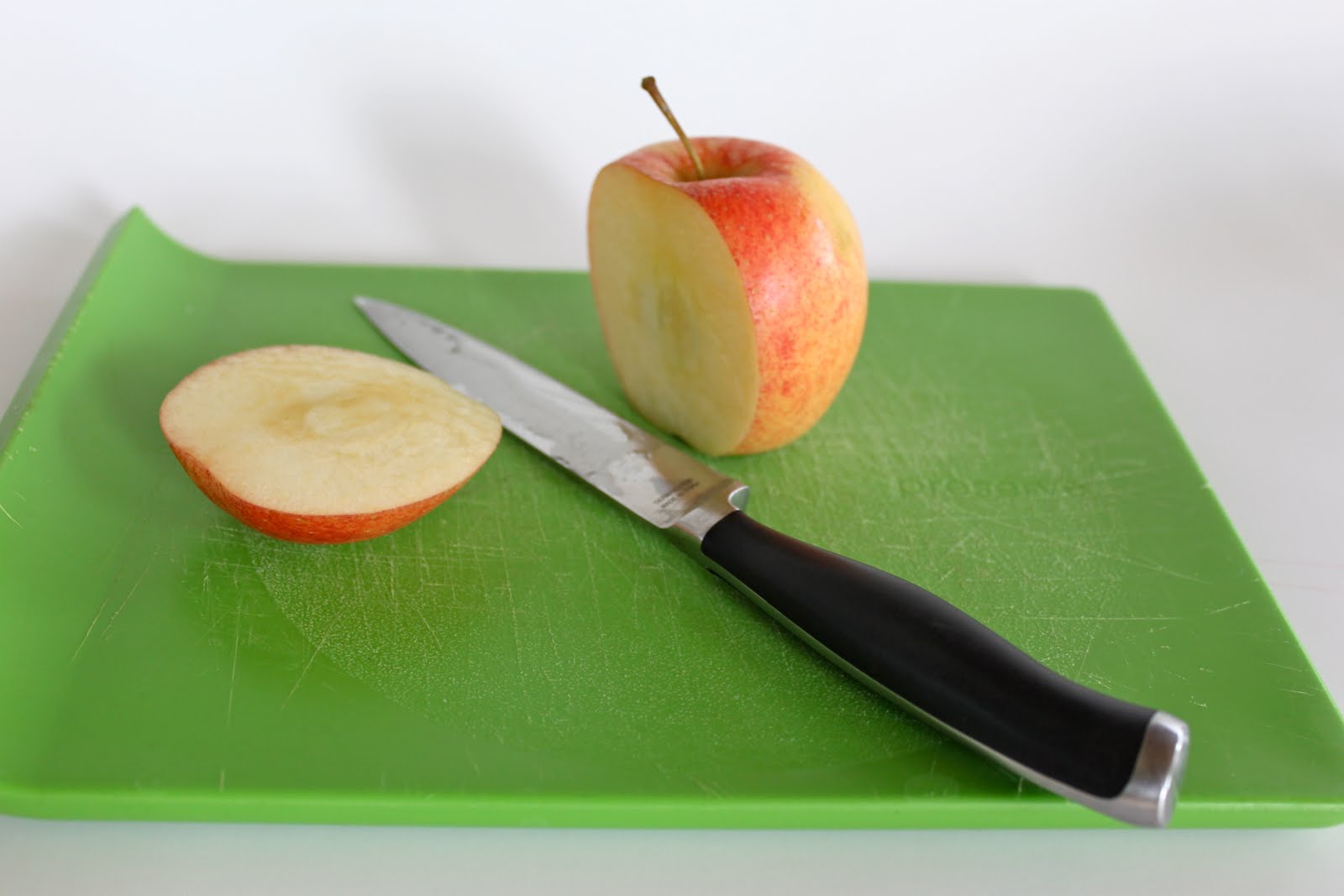 Apple Slices To Go The Pretty Non Brown Way Smashed Peas Carrots