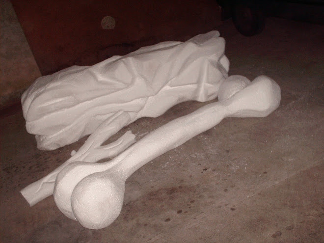 BLOQUE DE PIEDRA Y FEMUR