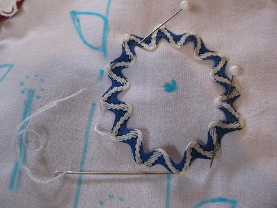 Gumbo Lily: Ric-rac flowers embroidery tutorial....