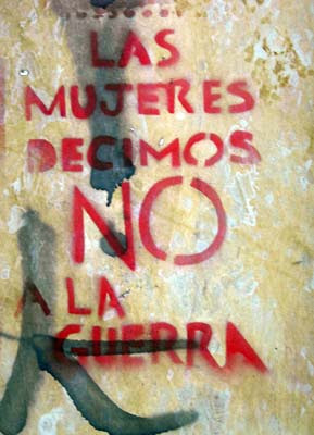 Graffitti pacifista feminista en una pared de Bogotá. Abril, 2008