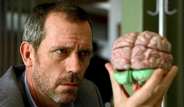 Hugh Laurie examinando un cerebro