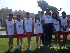 Profesora Juana Mendoza  con alumnas del Colegio D.J.D.S.M