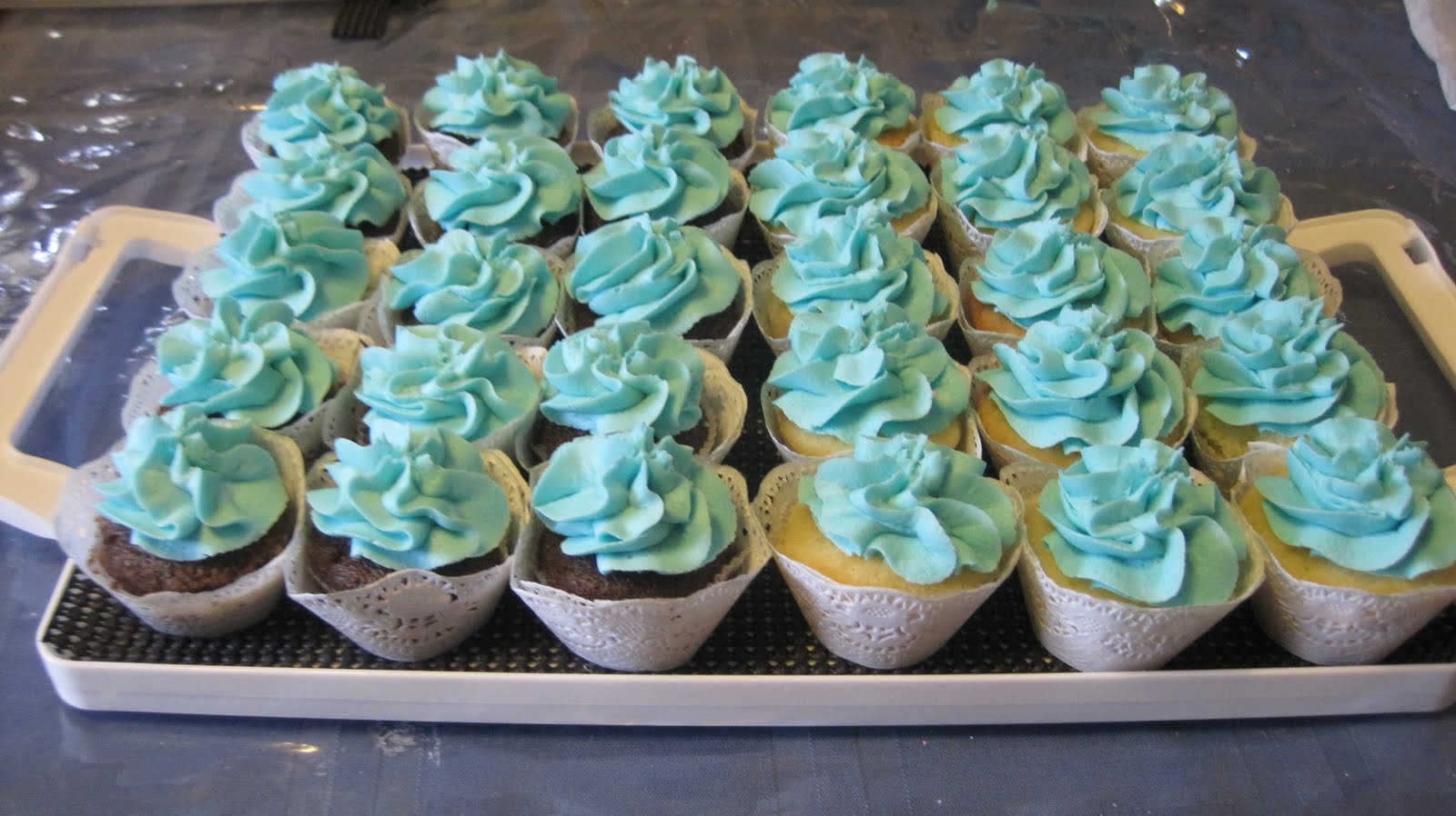 frost-it-rehearsal-dinner-cake-cupcakes