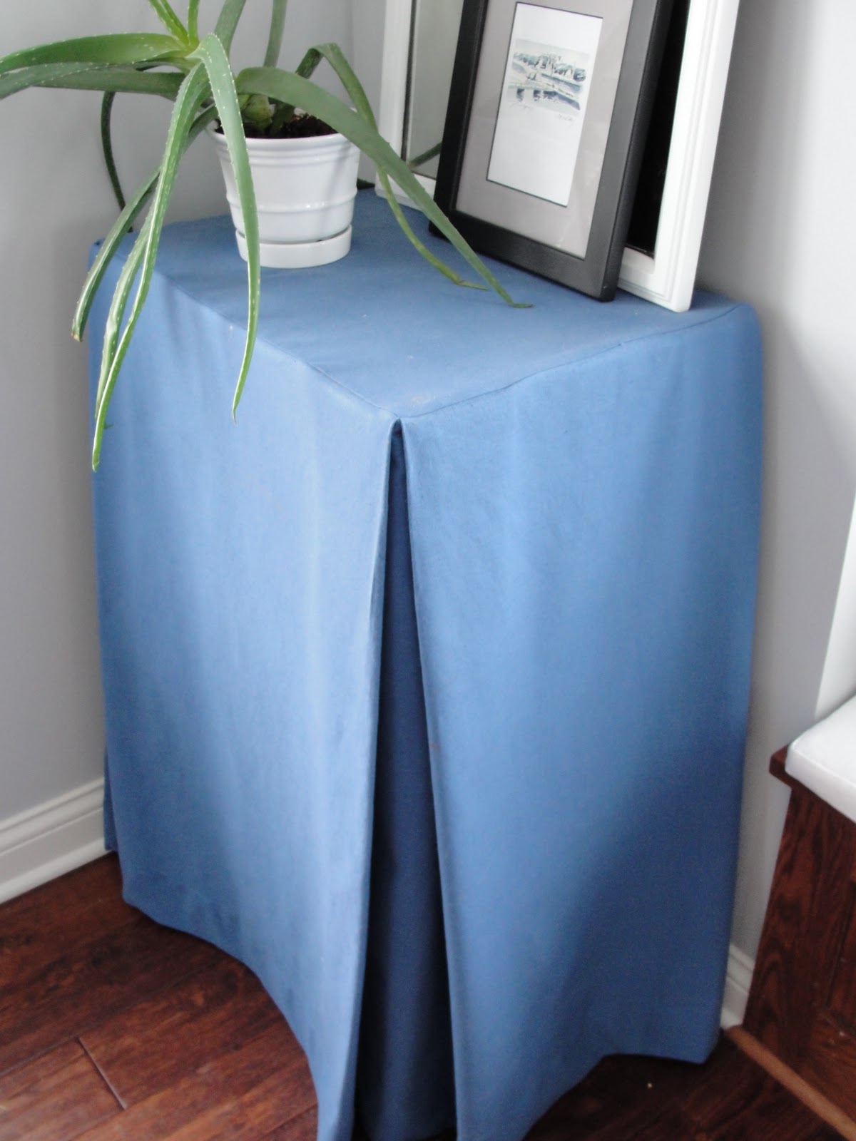 one half world How to sew a table skirt