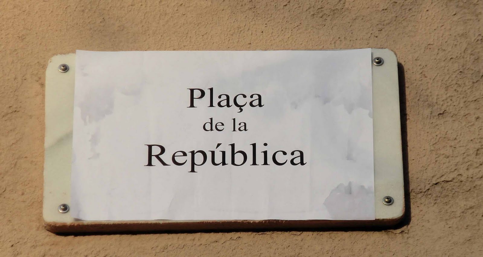 PLAÇA DE LA REPÚBLICA A NOU BARRIS (BARCELONA)