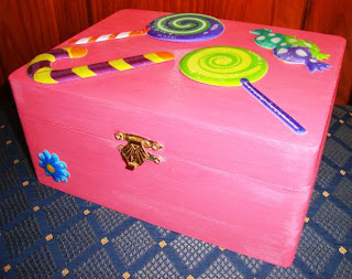 caixa de madeira para crianças pintada com chupa-chupas