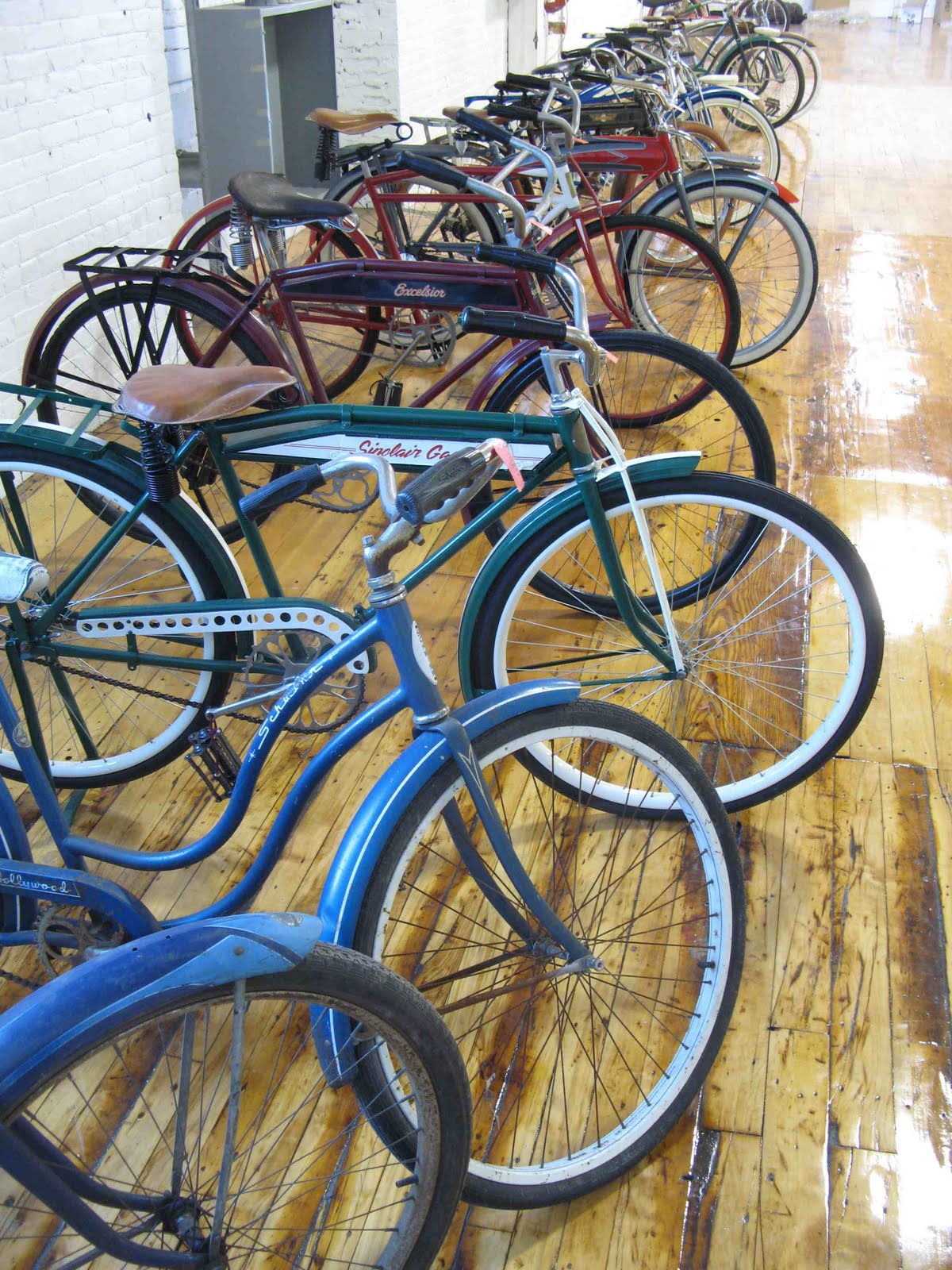 [Dudley+balloon+room.jpg]