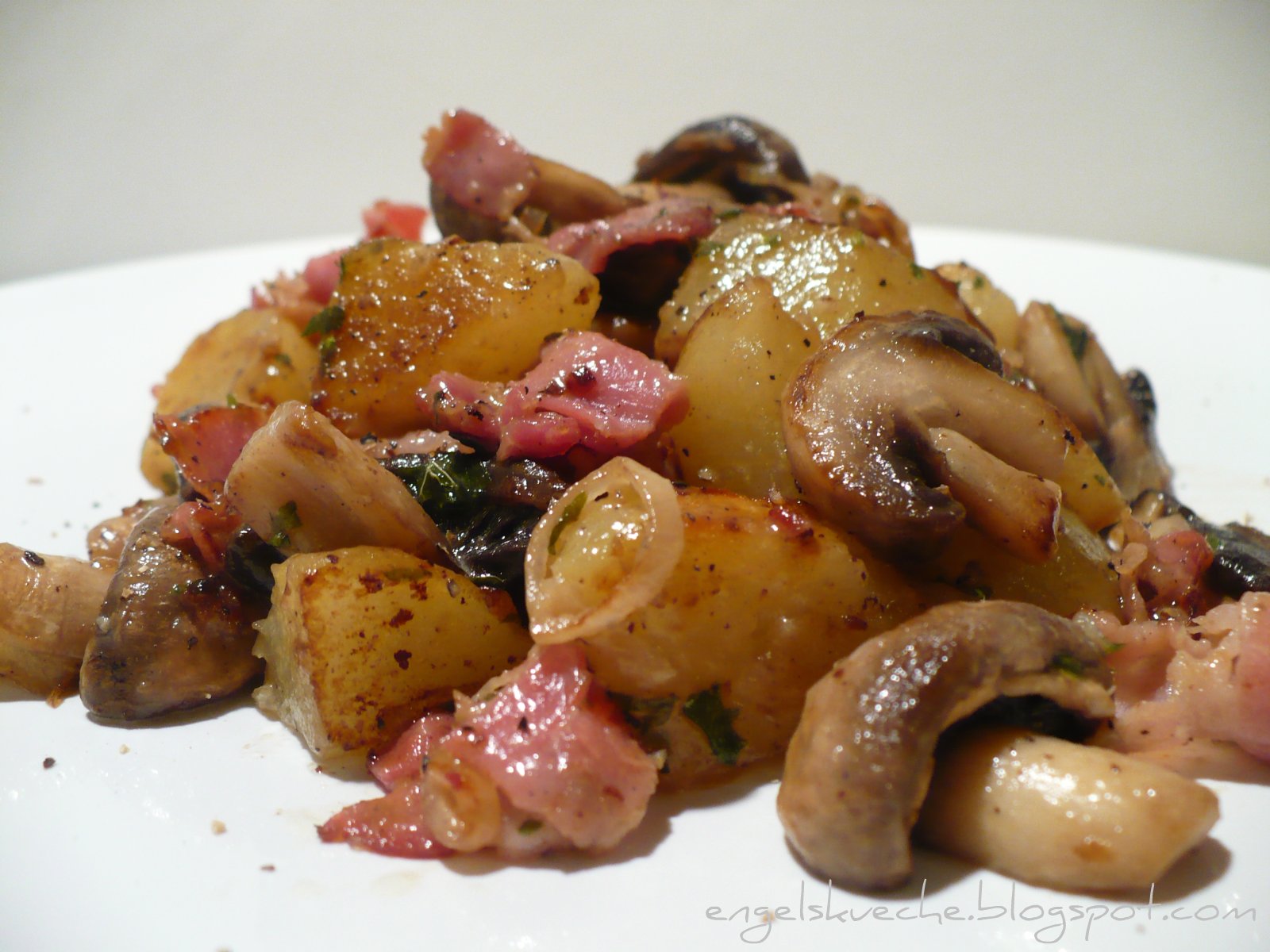Essen aus Engelchens Küche: Deftige Kartoffel-Champignon-Pfanne mit Speck