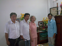 27/7/2009 với cô Hồng, má Đặng Bá Linh. Cô rất mong các anh em bạn của Linh thường xuyên đến với cô