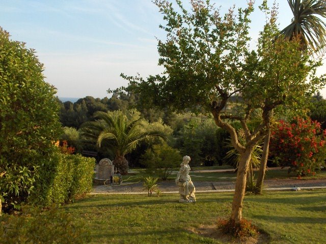 Girl with flowers (statue)