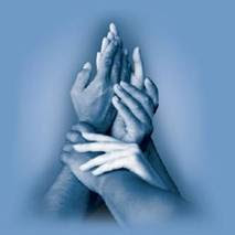 Ruke sjedinjene u svjetlosni zagrljaj izljećenja duša.