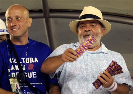 [Lula+no+carnaval+carioca+2009_distribui+camisinhas.jpg]