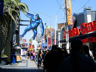 Hundreds of well heeled people line up for access to the MTV Movie Awards