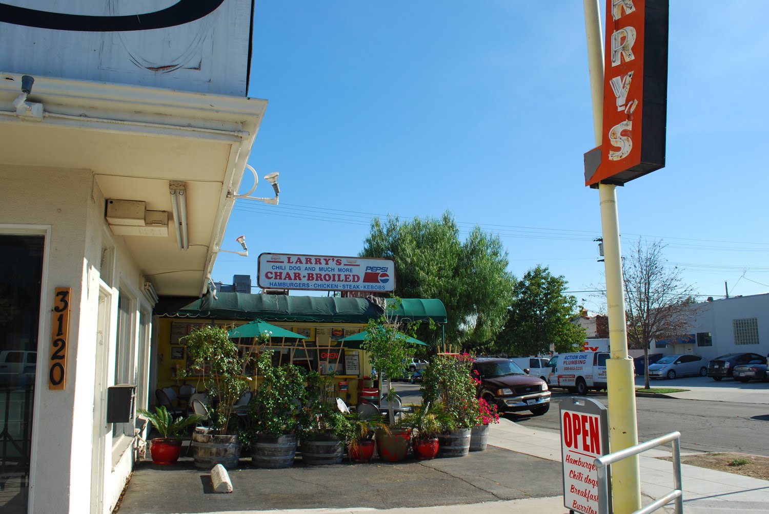 burbank bites Larry's Chili Dog