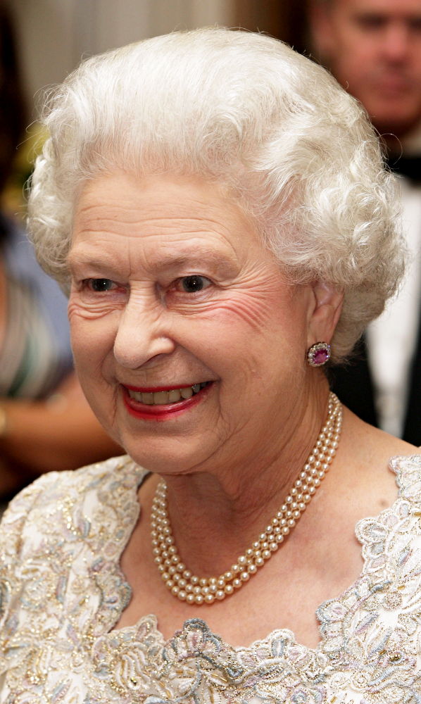 Calebrity And Fashion: Queen Elizabeth II's First Great Grandchild Is Born