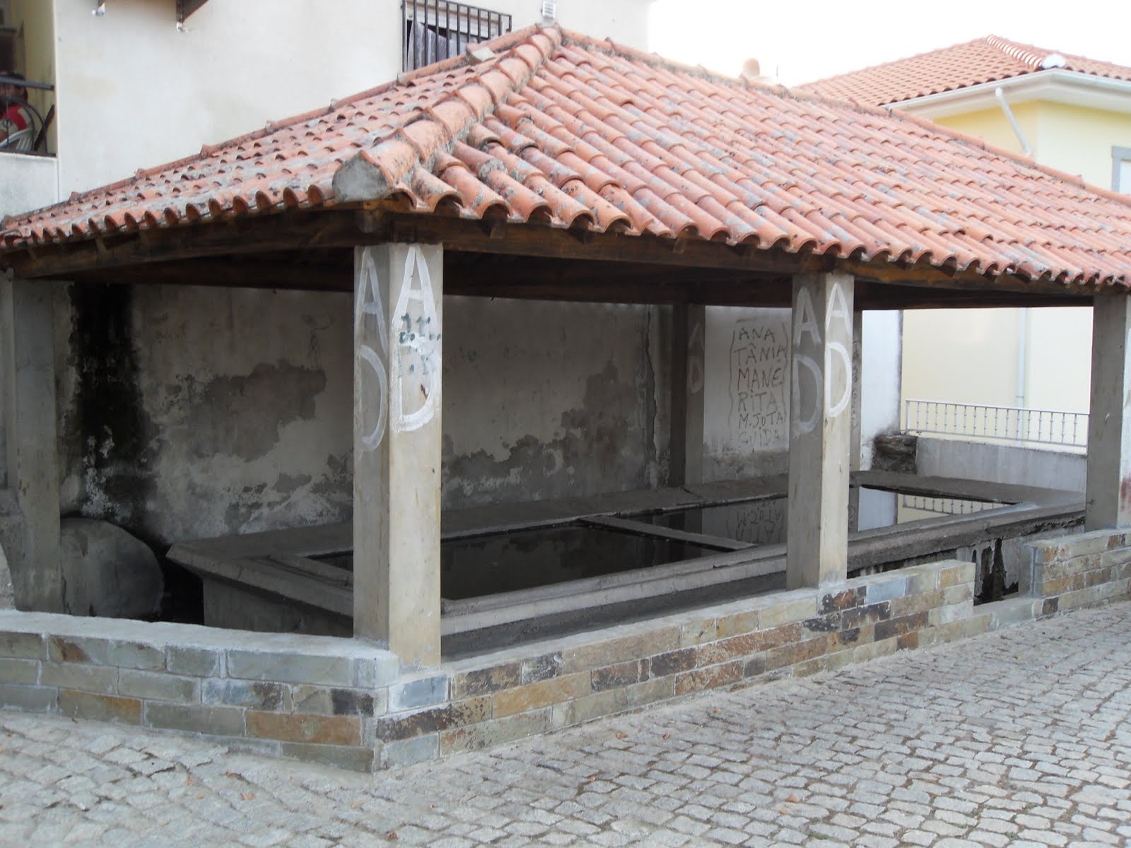 [tanque+público+de+vilarelhos.JPG]