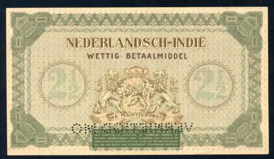 Trial colour pada pecahan 2,5 gulden 1940, perhatikan perbedaan warna dari ketiganya. Warna versi yang beredar adalah yang paling atas (coklat) sedangkan yang lainnya tidak beredar.