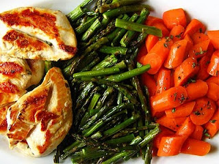 Piept de pui cu asparagus şi morcovi