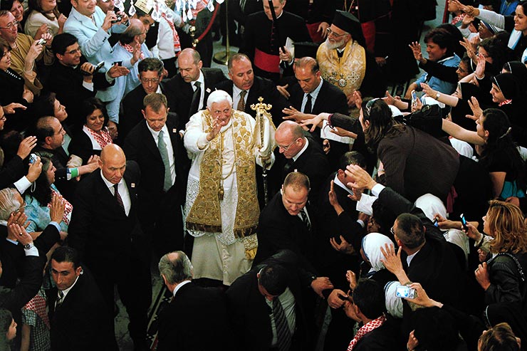 El Papa usando poimantik rhabdos(Baculo Pastoral Griego) en Catedral Greco-Melquita