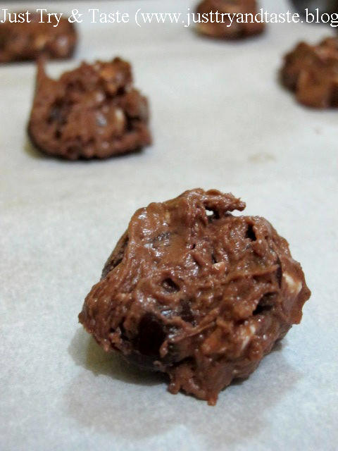 Resep Cookies Coklat dengan Cincangan Coklat Putih
