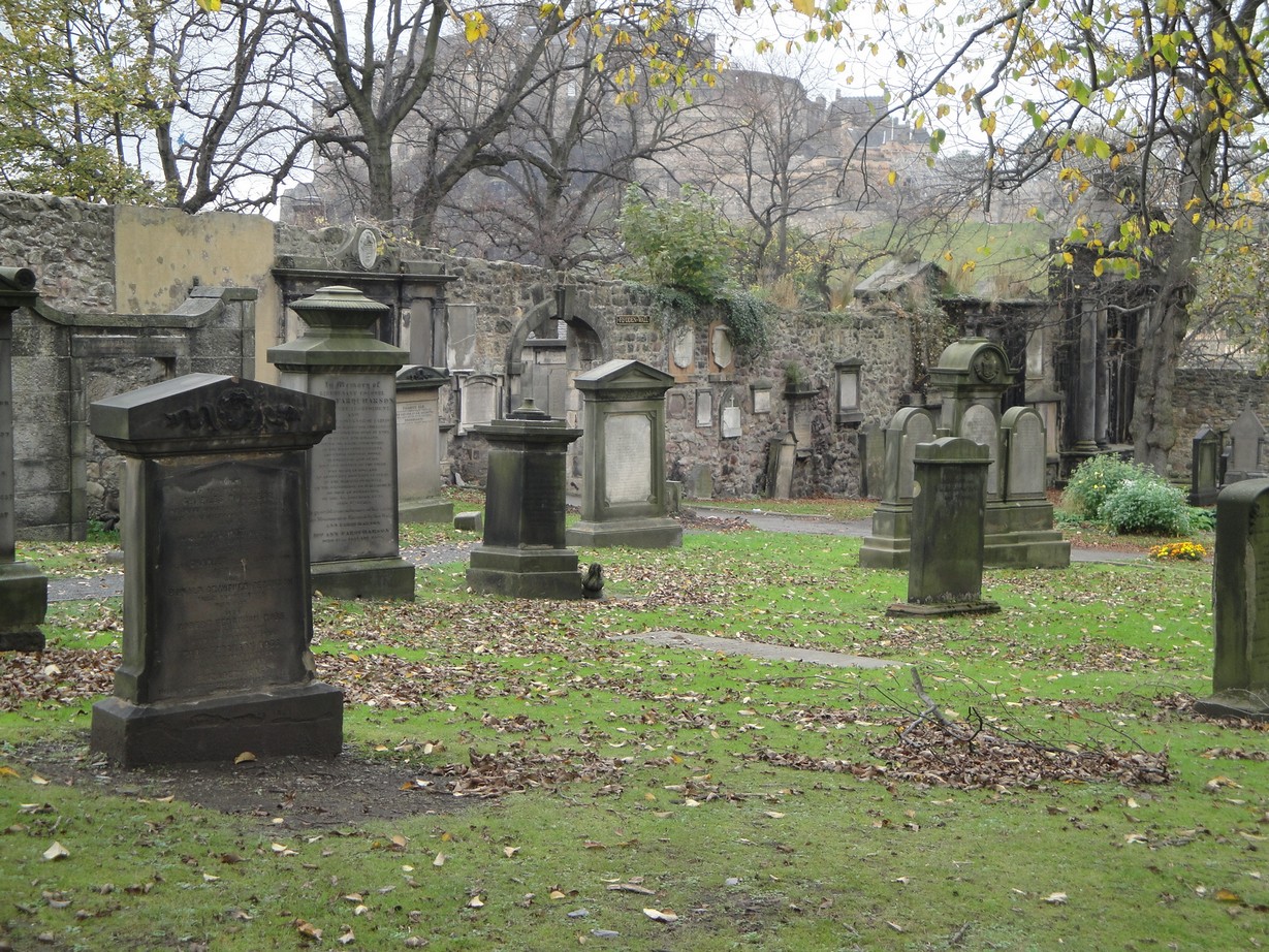 Фото старых могил. Шотландия, Эдинбург кладбище с призраками. Эдинбург захоронения Грейфрайарс киркьярд. Кладбище Корраумор Ирландия. Могилы Англии 19 век.
