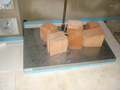 Bauen mit den Brachats: Restliche Fussbodenheizung verlegt, Podest