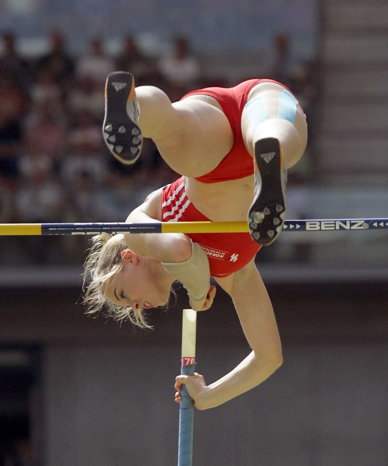 Selena gomez naturally cover. актриса из сериала девочка капкан. фильм девочка песня капкан. силке девушки видео. катя огонёк бутырка.