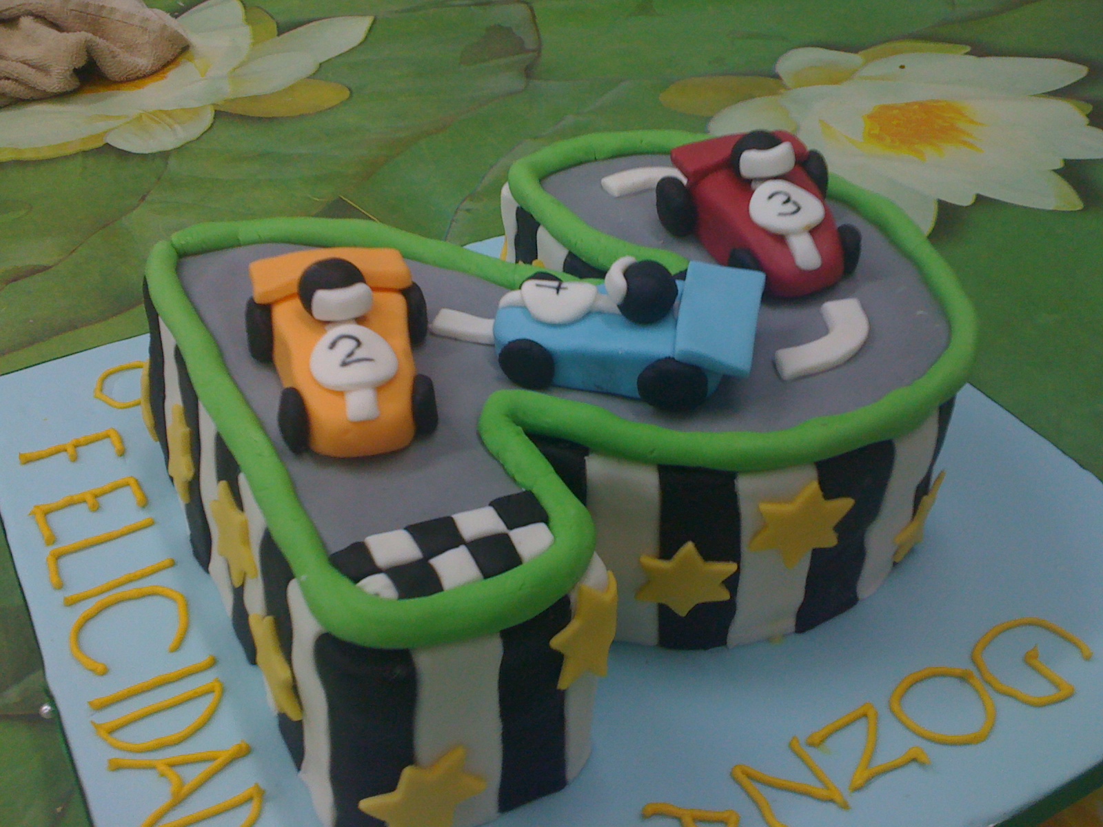 TARTAS HECHAS CON AMOR Tarta de coches carreras