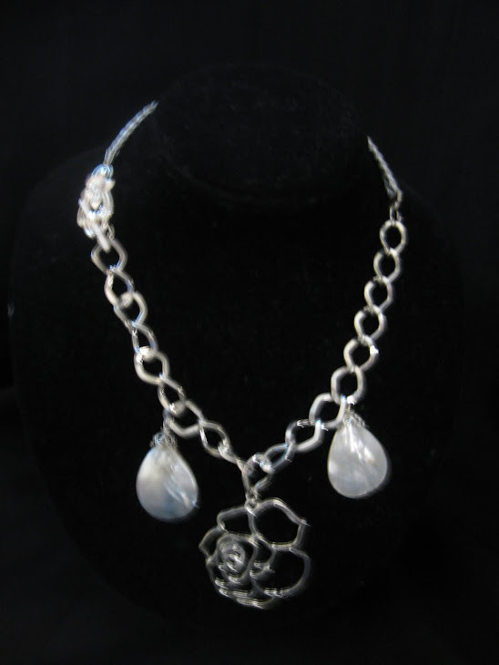 C03103 Collar Flor de Pewter, Madre Perlas y Cordon