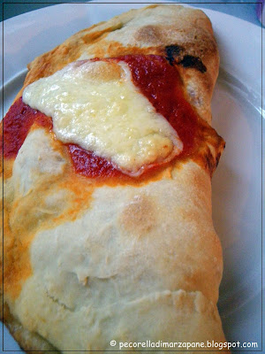 http://www.pecorelladimarzapane.com/2010/07/calzone-e-pizza-con-il-cornicione.html