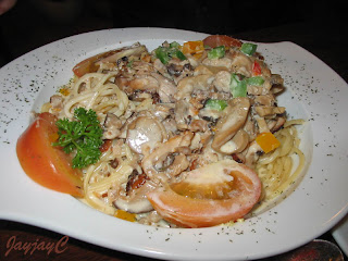 Aglio Olio Spaghetti - spaghetti with garlic, olive oil, mushroom and capsicum