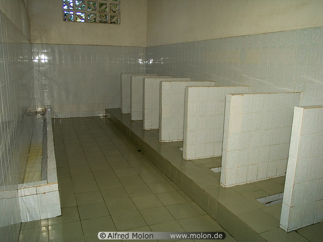 urinarios en China, sin puerta, sin agua, sin papel