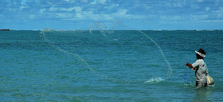 Pescador de tarrafa no mar da Praia Formosa Cabedelo, fevereiro/2006 - Foto: Lilia Tandaya