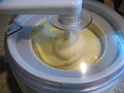 アイスクリームメーカーにカスタードを入れる写真。 
