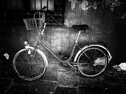 [bicicleta+en+blanco+y+negro.bmp]