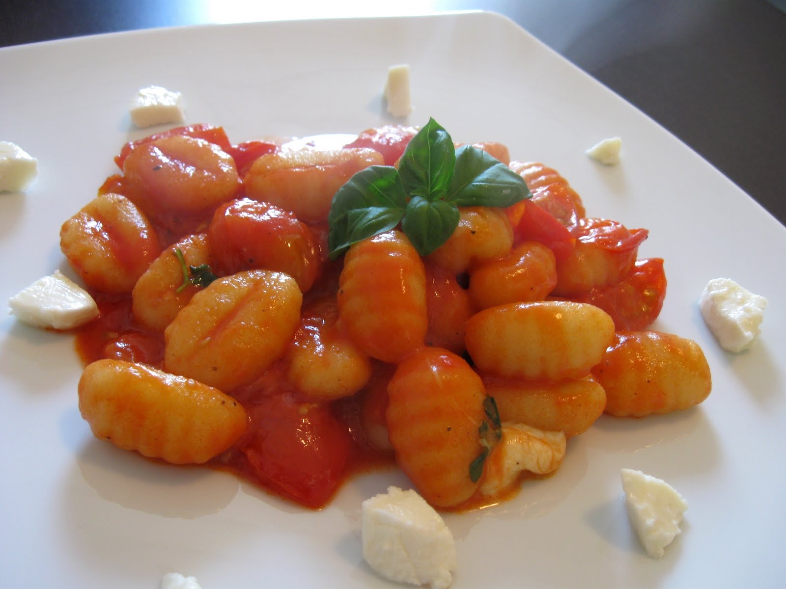 Ricotta Gnocchi Mit Tomatensauce Und Mozzarella — Rezepte Suchen