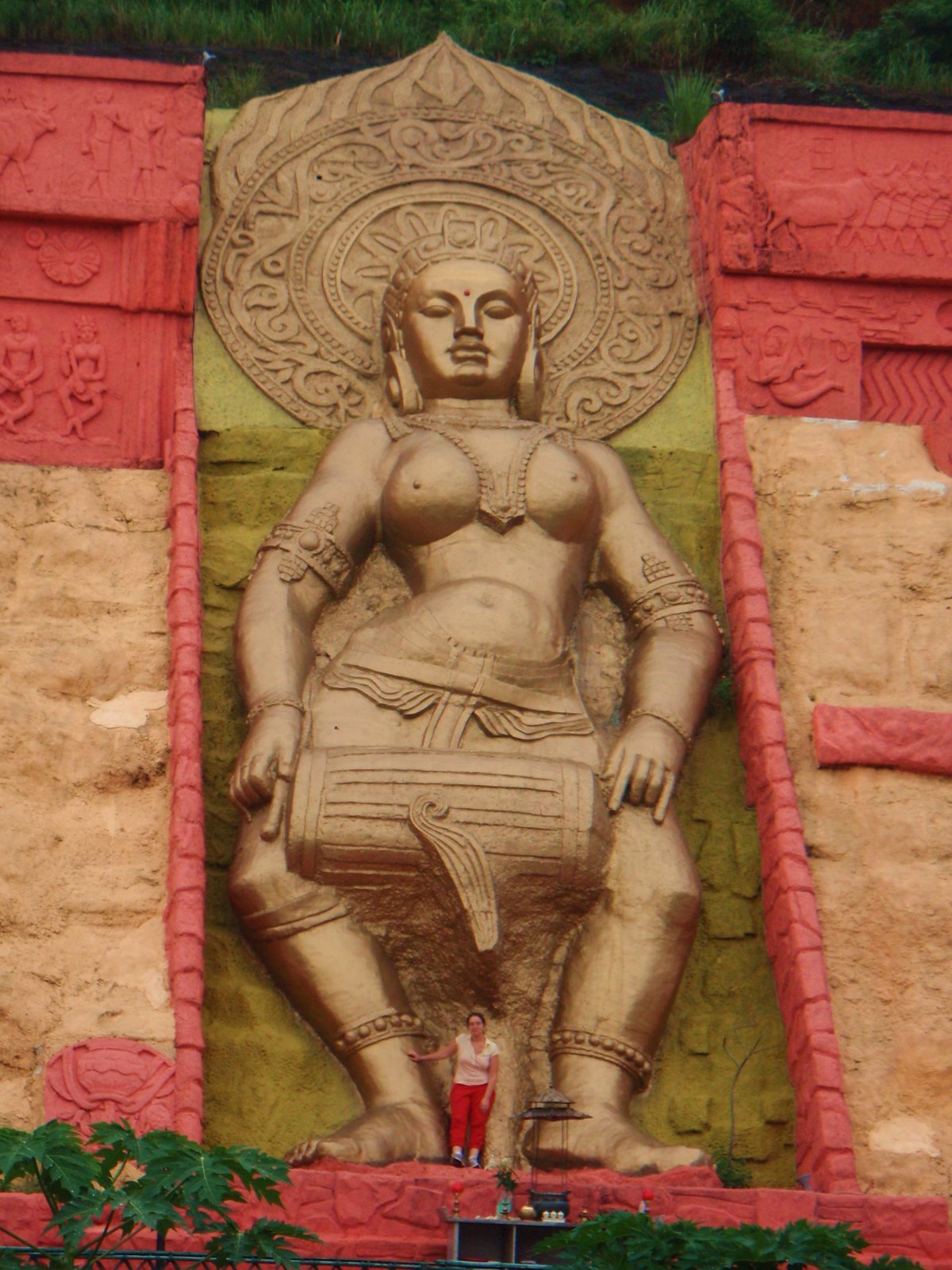 [Kitty+and+Huge+Statue.JPG]