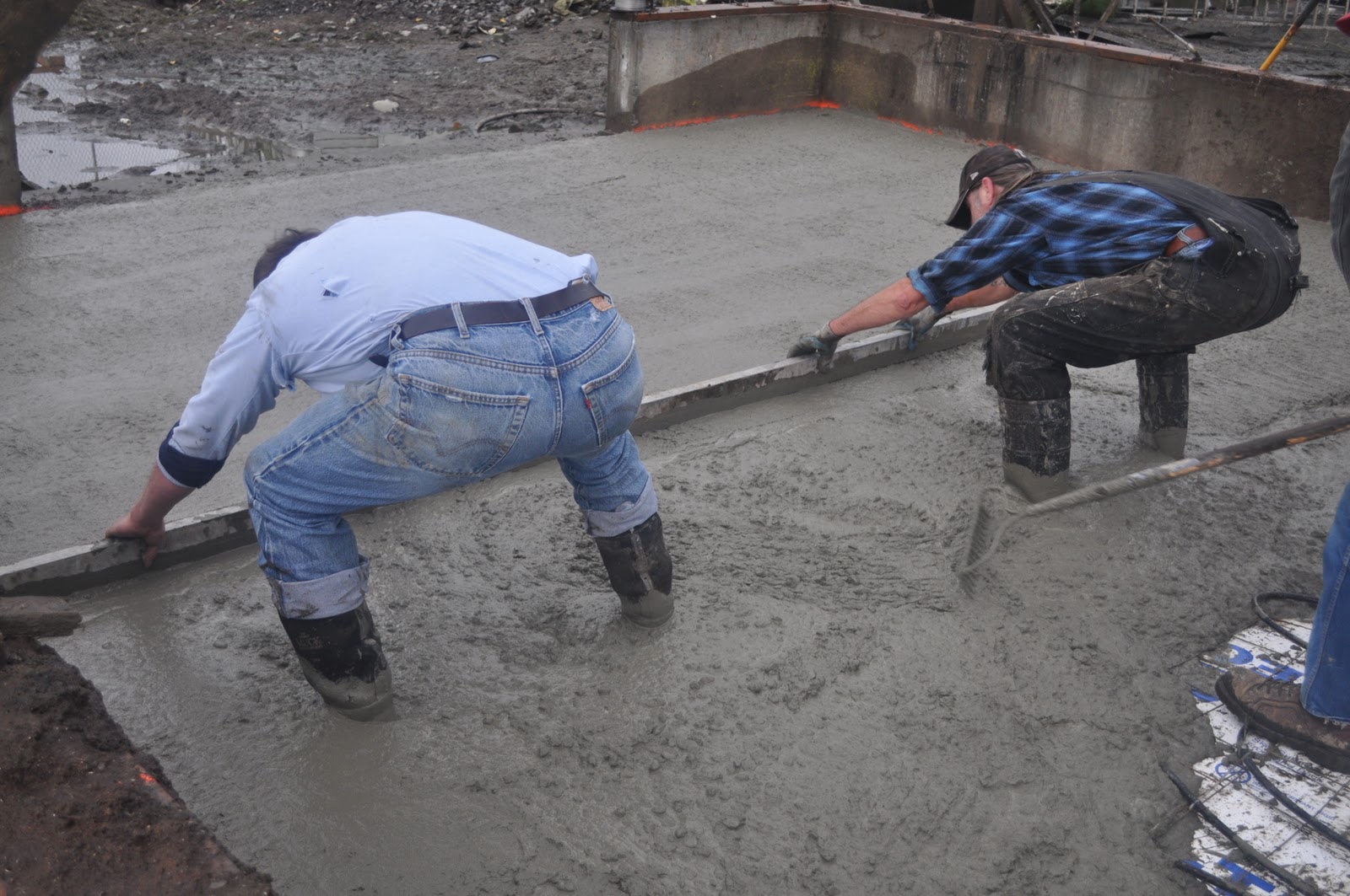 спортики залили в бетон. ноги в цименти. спортики залили в бетон. некачественная заливка бетона. смешной бетон.